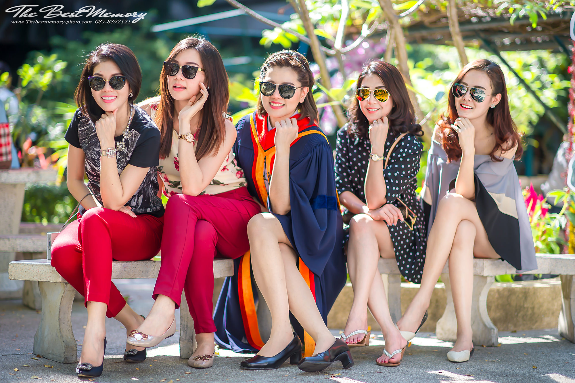 ช่างภาพรับปริญญา ถ่ายรูปรับปริญญา หาช่างภาพ ช่างกล้อง ถ่ายรูปรับปริญญานอกรอบ โดยทีมงานมืออาชีพ