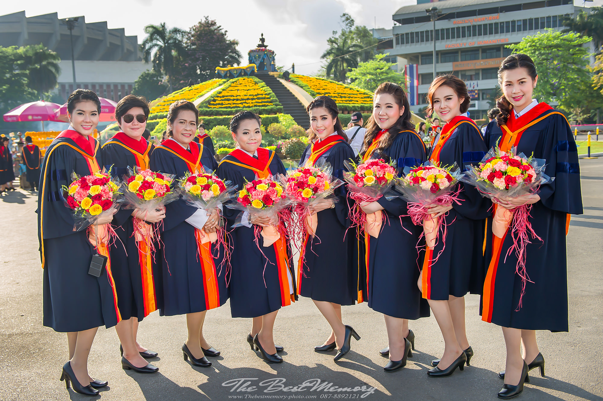 ช่างภาพรับปริญญา ถ่ายรูปรับปริญญา หาช่างภาพ ช่างกล้อง ถ่ายรูปรับปริญญานอกรอบ โดยทีมงานมืออาชีพ