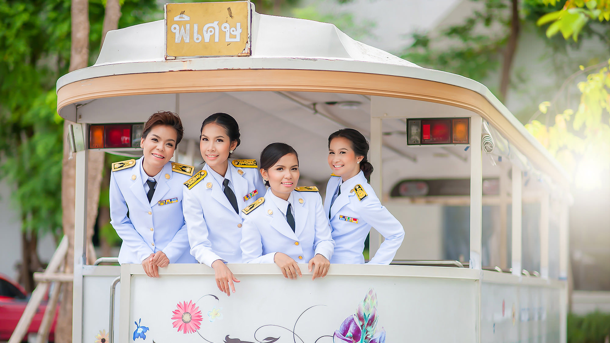 ช่างภาพรับปริญญา ถ่ายรูปรับปริญญา หาช่างภาพ ช่างกล้อง ถ่ายรูปรับปริญญานอกรอบ โดยทีมงานมืออาชีพ