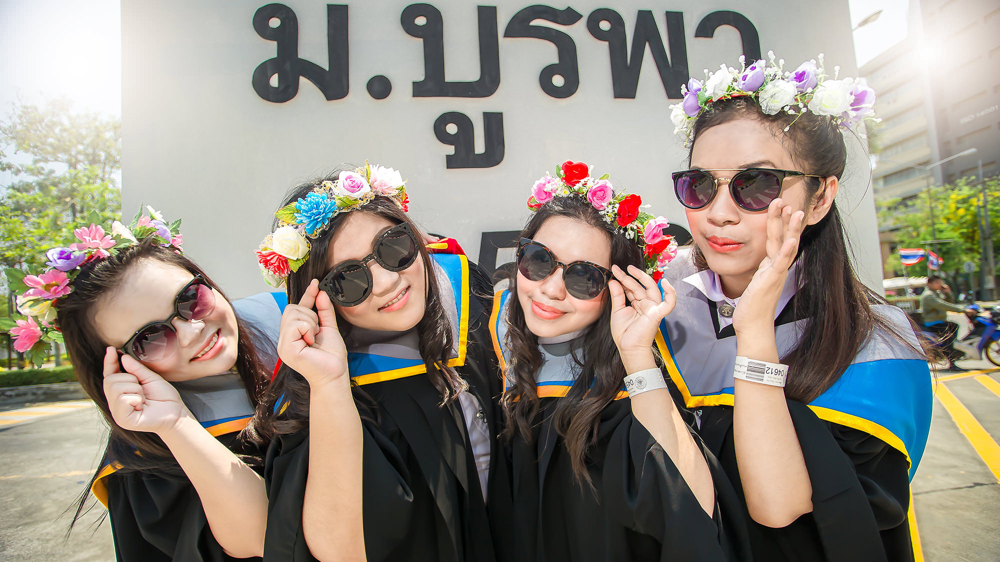 ช่างภาพรับปริญญา ถ่ายรูปรับปริญญา หาช่างภาพ ช่างกล้อง ถ่ายรูปรับปริญญานอกรอบ โดยทีมงานมืออาชีพ