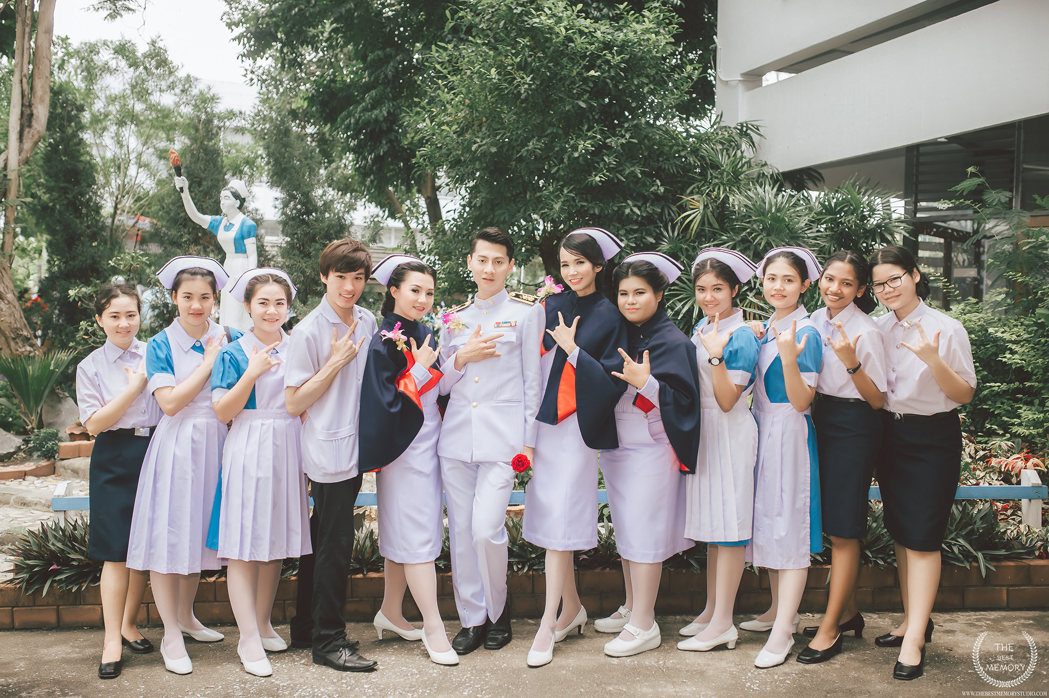 ช่างภาพรับปริญญา ถ่ายรูปรับปริญญา หาช่างภาพ ช่างกล้อง ถ่ายรูปรับปริญญานอกรอบ โดยทีมงานมืออาชีพ