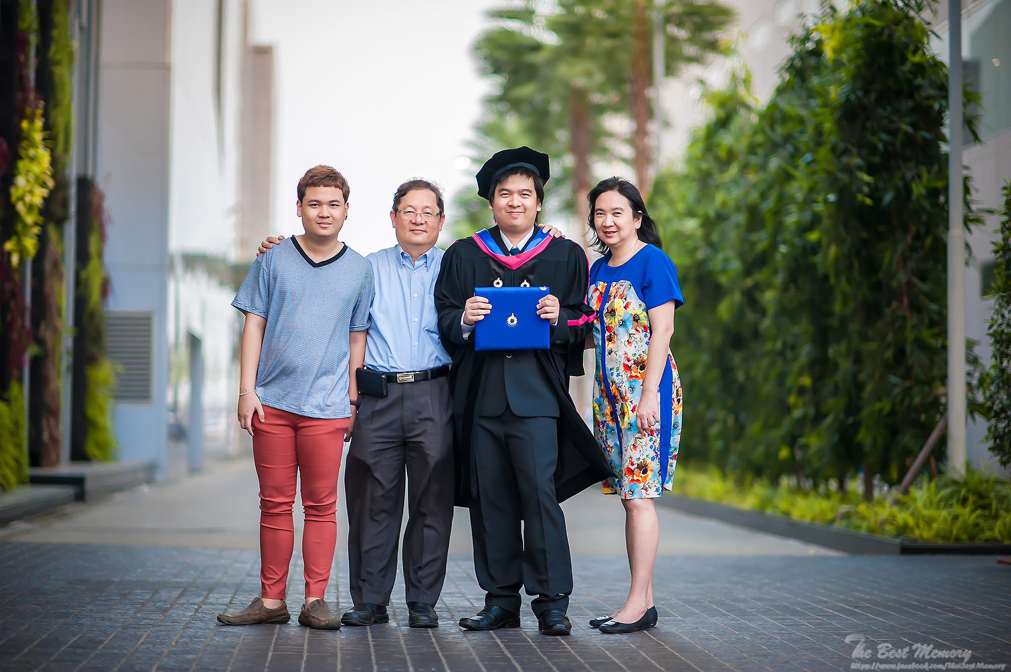 ช่างภาพรับปริญญา ถ่ายรูปรับปริญญา หาช่างภาพ ช่างกล้อง ถ่ายรูปรับปริญญานอกรอบ โดยทีมงานมืออาชีพ