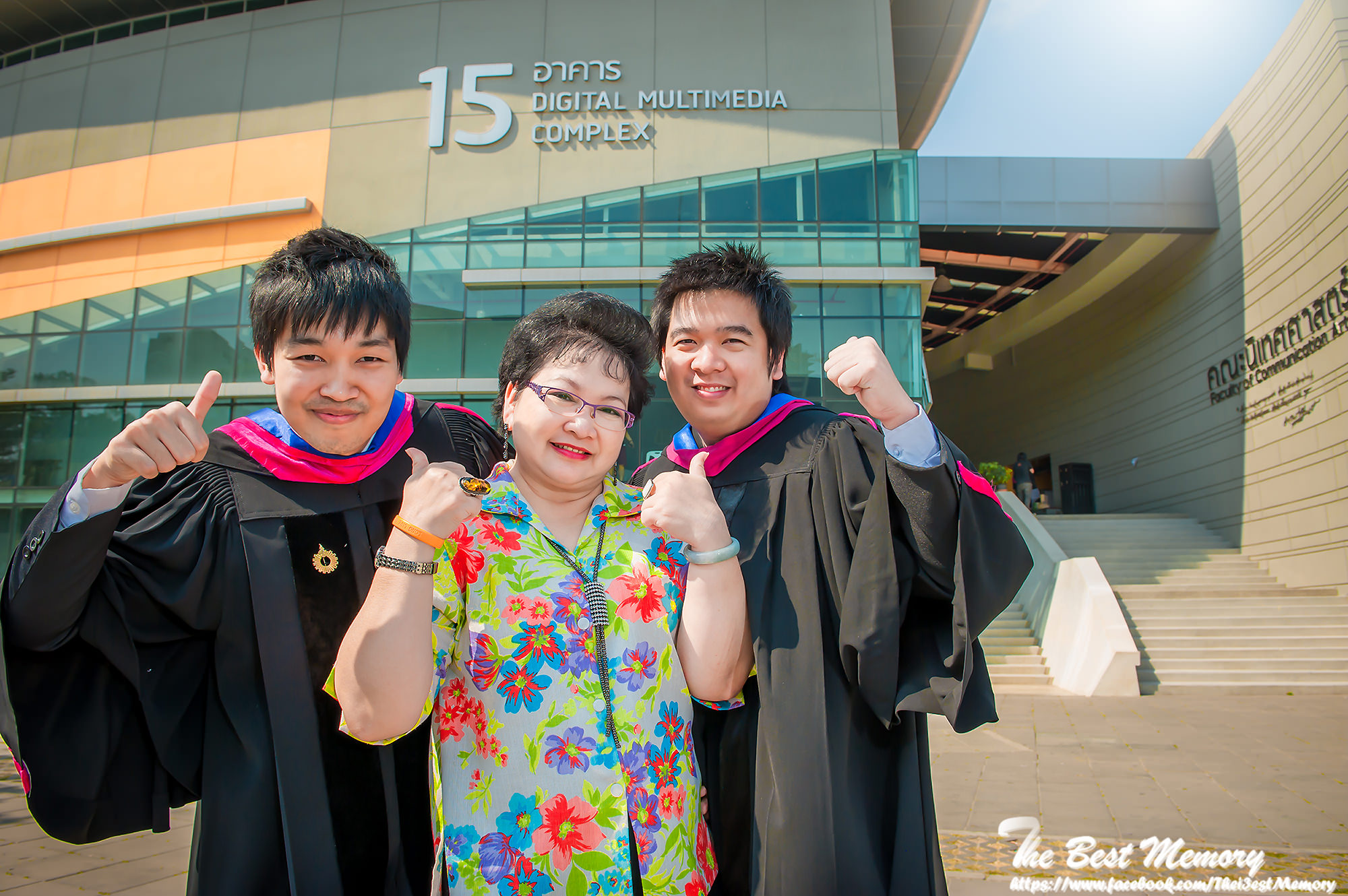 ช่างภาพรับปริญญา ถ่ายรูปรับปริญญา หาช่างภาพ ช่างกล้อง ถ่ายรูปรับปริญญานอกรอบ โดยทีมงานมืออาชีพ