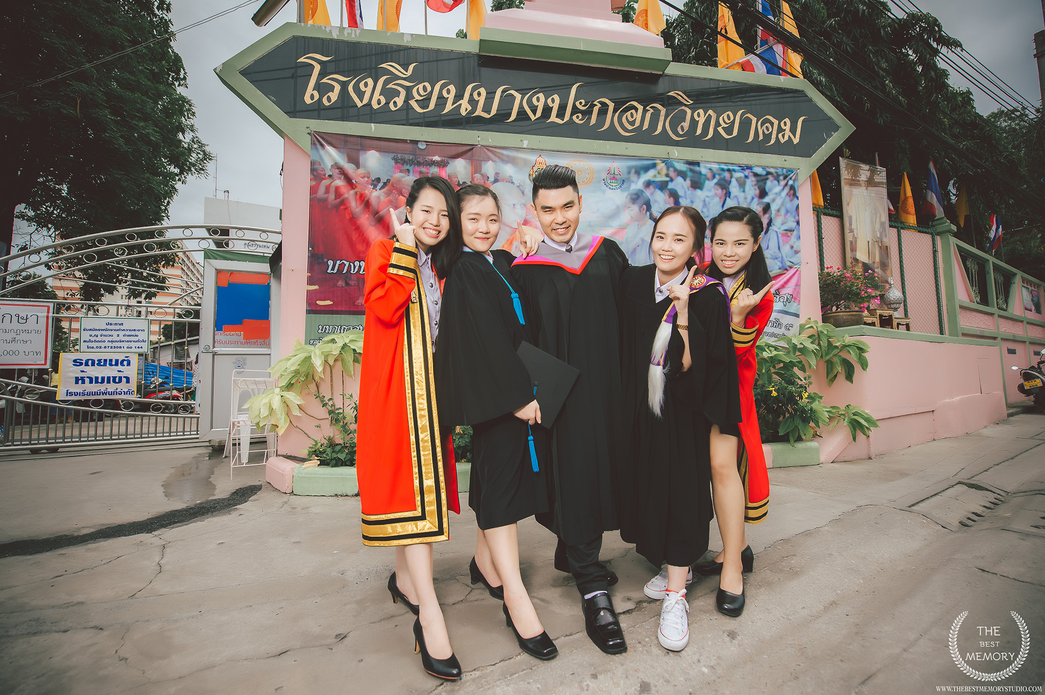 ช่างภาพรับปริญญา ถ่ายรูปรับปริญญา หาช่างภาพ ช่างกล้อง ถ่ายรูปรับปริญญานอกรอบ โดยทีมงานมืออาชีพ